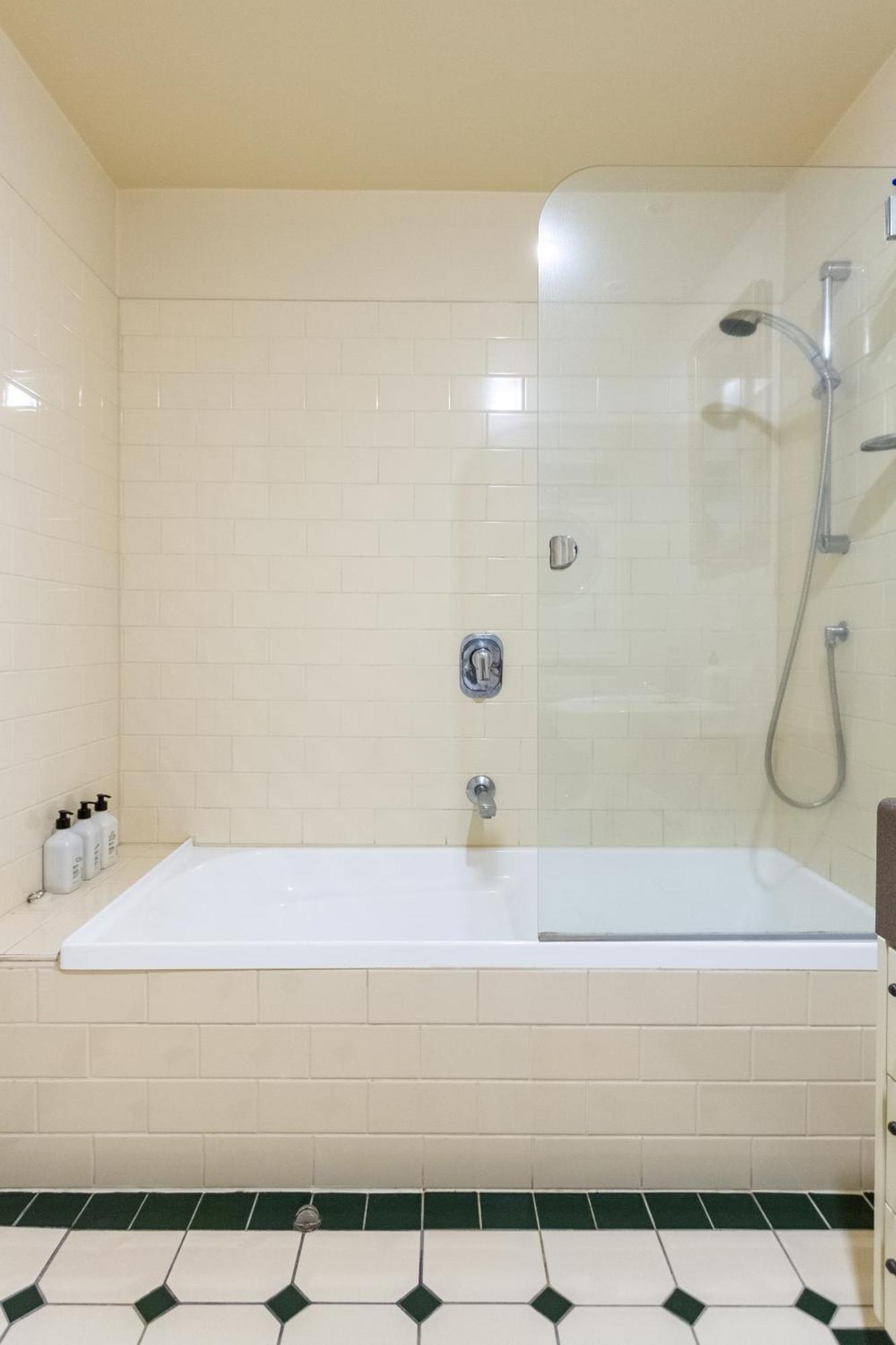 Beauty In The Cbd - 1Bed Free Parking Pool Apartment Christchurch Exterior photo